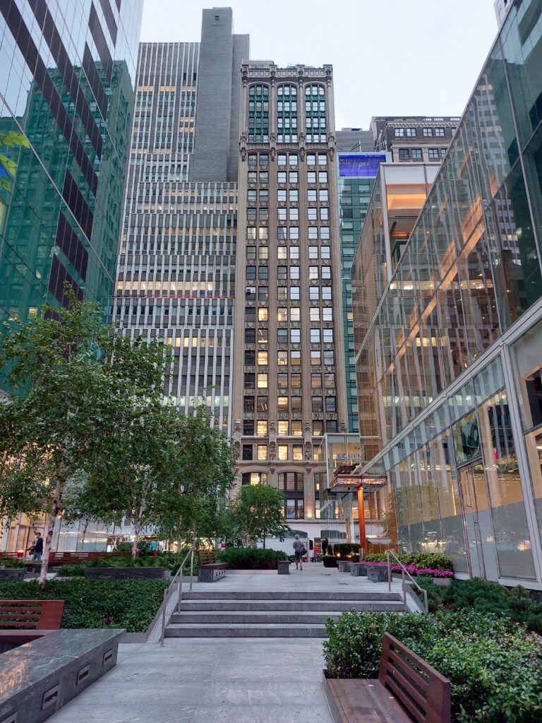 Przytulone do siebie wieżowce